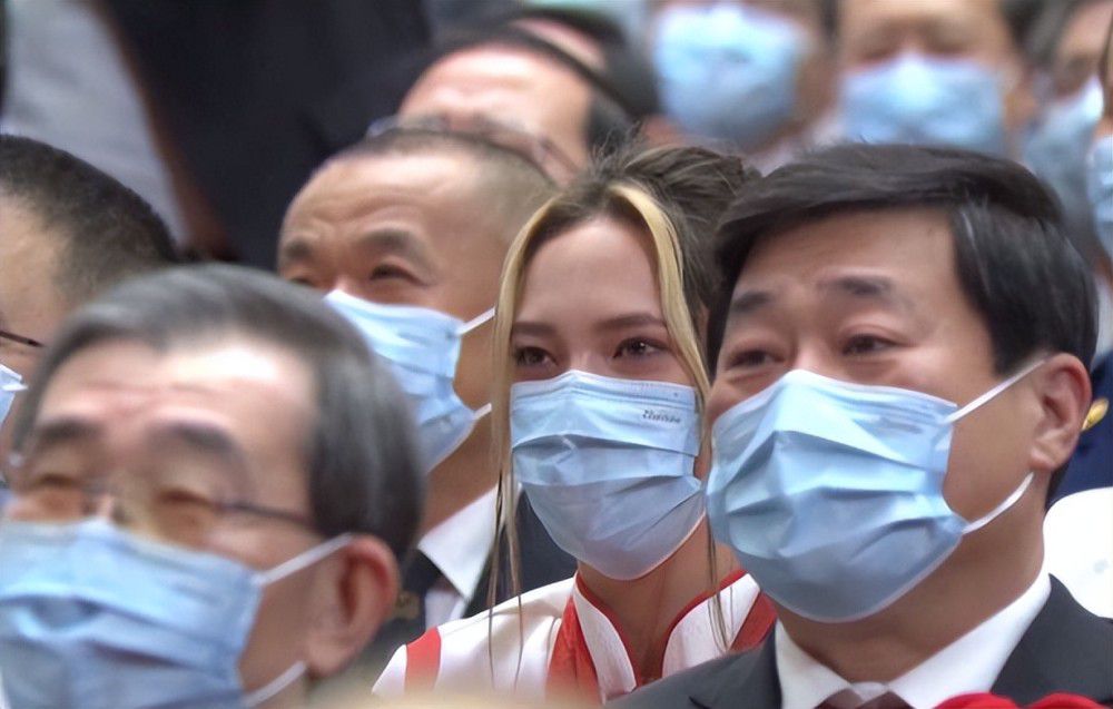 毕竟，好闺蜜是一起;哭过笑过，彼此爱着的存在，即使经历过猜疑、妒忌和争吵种种坎坷，仍会并肩携手前行